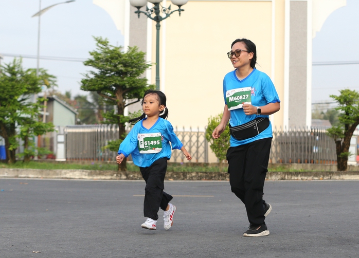 Giải half marathon "Tự hào Tổ quốc tôi" lần 2 - 2025: Niềm vui của các runner nhí và gia đình- Ảnh 6. Giải half marathon "Tự hào Tổ quốc tôi" lần 2 - 2025: Niềm vui của các runner nhí và gia đình- Ảnh 6.