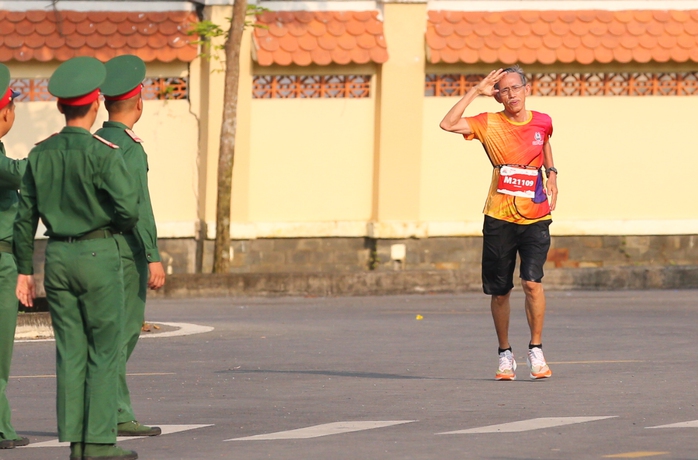 "Tự hào Tổ quốc tôi" lần 2-2025: Xúc động hình ảnh các chiến sĩ chào điều lệnh runner lớn tuổi- Ảnh 2. "Tự hào Tổ quốc tôi" lần 2-2025: Xúc động hình ảnh các chiến sĩ chào điều lệnh runner lớn tuổi- Ảnh 2.