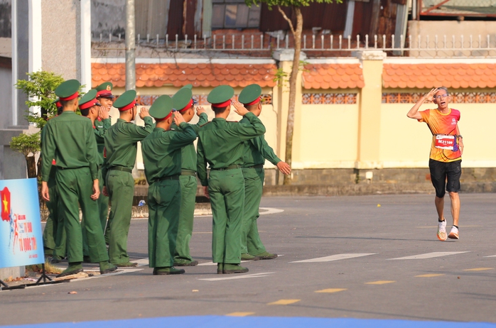 "Tự hào Tổ quốc tôi" lần 2-2025: Xúc động hình ảnh các chiến sĩ chào điều lệnh runner lớn tuổi- Ảnh 3. "Tự hào Tổ quốc tôi" lần 2-2025: Xúc động hình ảnh các chiến sĩ chào điều lệnh runner lớn tuổi- Ảnh 3.
