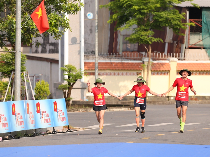 "Tự hào Tổ quốc tôi" lần 2-2025: Xúc động hình ảnh các chiến sĩ chào điều lệnh runner lớn tuổi- Ảnh 5. "Tự hào Tổ quốc tôi" lần 2-2025: Xúc động hình ảnh các chiến sĩ chào điều lệnh runner lớn tuổi- Ảnh 5.
