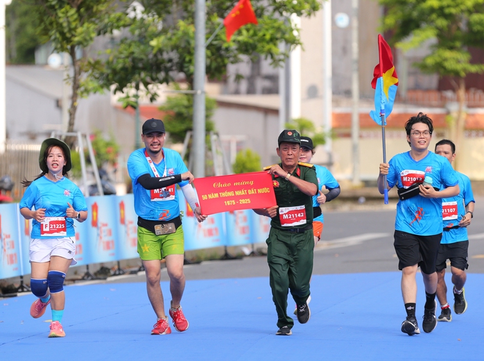 "Tự hào Tổ quốc tôi" lần 2-2025: Xúc động hình ảnh các chiến sĩ chào điều lệnh runner lớn tuổi- Ảnh 4. "Tự hào Tổ quốc tôi" lần 2-2025: Xúc động hình ảnh các chiến sĩ chào điều lệnh runner lớn tuổi- Ảnh 4.