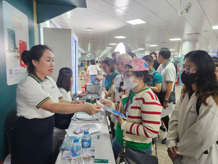 Một ngân hàng “chơi lớn”, cơ hội cho khách mở thẻ- Ảnh 2. Một ngân hàng “chơi lớn”, cơ hội cho khách mở thẻ- Ảnh 2.