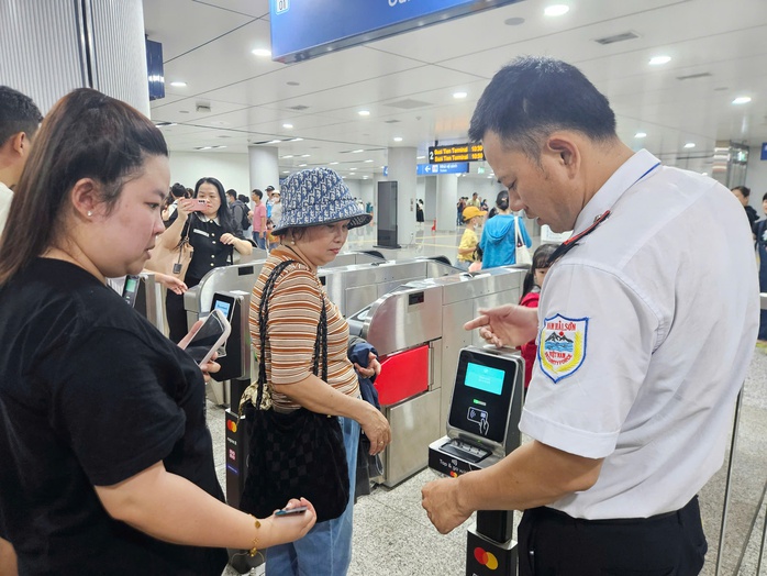Một ngân hàng “chơi lớn”, cơ hội cho khách mở thẻ- Ảnh 3. Một ngân hàng “chơi lớn”, cơ hội cho khách mở thẻ- Ảnh 3.