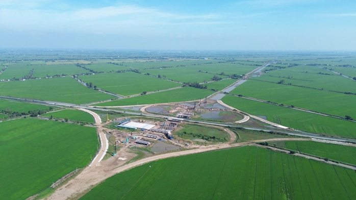 ĐBSCL cần được đầu tư mạnh mẽ về hạ tầng giao thông. Trong ảnh: Dự án đường cao tốc Cần Thơ - Cà Mau đang thi công ĐBSCL cần được đầu tư mạnh mẽ về hạ tầng giao thông. Trong ảnh: Dự án đường cao tốc Cần Thơ - Cà Mau đang thi công