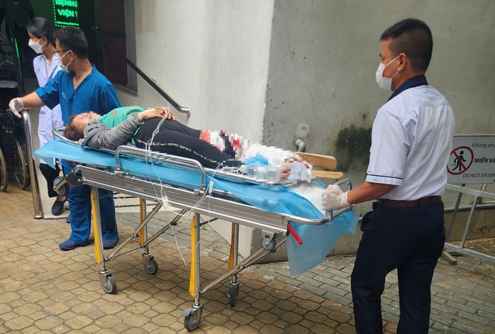 Va chạm với xe buýt, một phụ nữ khiếm thị bị thương nặng- Ảnh 1. Va chạm với xe buýt, một phụ nữ khiếm thị bị thương nặng- Ảnh 1.