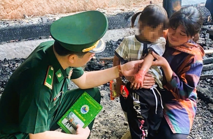 Cứu bé gái 4 tuổi trong căn nhà cháy- Ảnh 2. Cứu bé gái 4 tuổi trong căn nhà cháy- Ảnh 2.