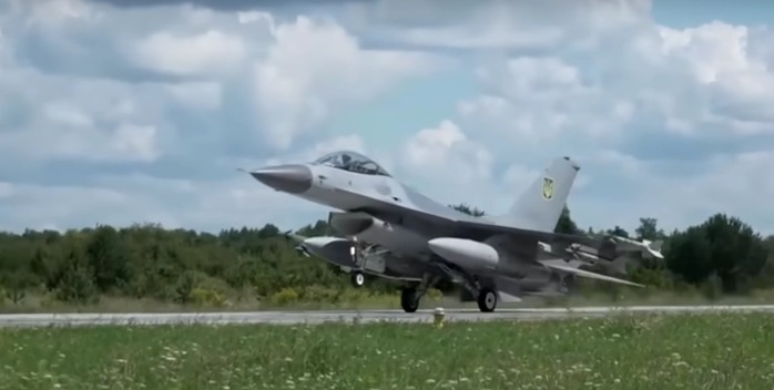 Chiếc máy bay F-16 Viper của Không quân Ukraine đang chuẩn bị cất cánh. Ảnh: Kyiv Post