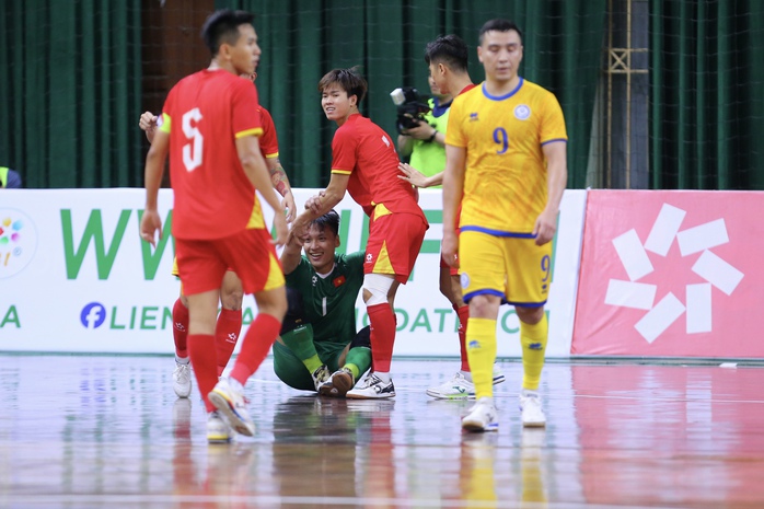 Futsal Việt Nam quật ngã  đội top 7 thế giới Kazakhstan - Ảnh 2.