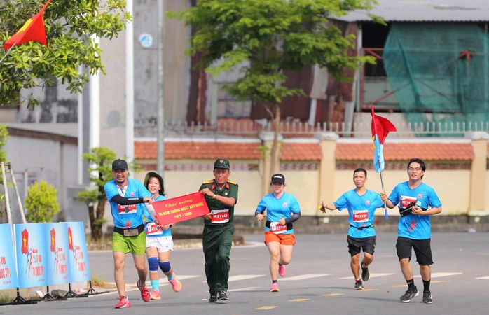 "Tự hào Tổ quốc tôi" lần 2 - 2025: "Nắm tay nhau về đích"- Ảnh 1. "Tự hào Tổ quốc tôi" lần 2 - 2025: "Nắm tay nhau về đích"- Ảnh 1.