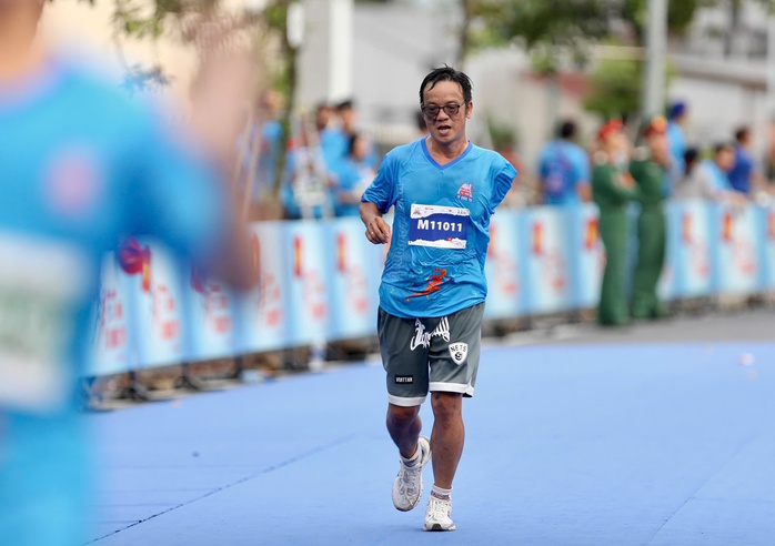 Xúc động hình ảnh VĐV khuyết tật về đích Giải Half Marathon "Tự hào Tổ quốc tôi" lần 2- Ảnh 3. Xúc động hình ảnh VĐV khuyết tật về đích Giải Half Marathon "Tự hào Tổ quốc tôi" lần 2- Ảnh 3.