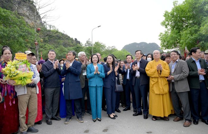 Hàng vạn du khách dự khai hội Tràng An 2025- Ảnh 2. Hàng vạn du khách dự khai hội Tràng An 2025- Ảnh 2.