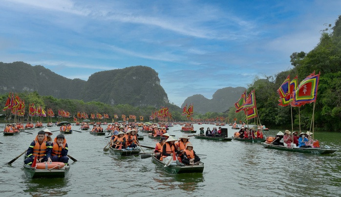 Hàng vạn du khách dự khai hội Tràng An 2025- Ảnh 1. Hàng vạn du khách dự khai hội Tràng An 2025- Ảnh 1.