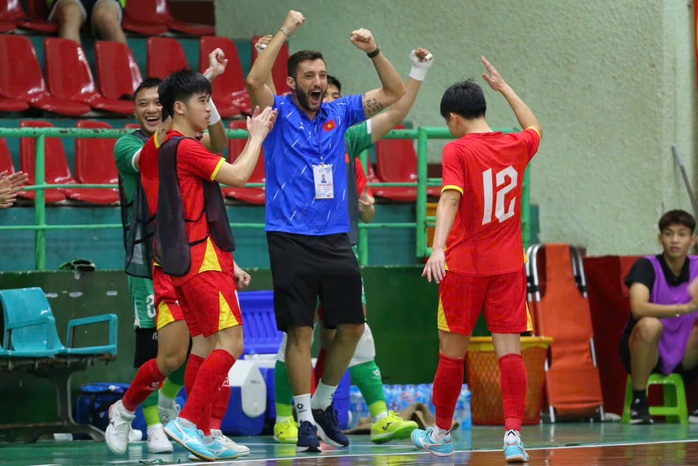 Futsal Việt Nam quật ngã  đội top 7 thế giới Kazakhstan - Ảnh 1.