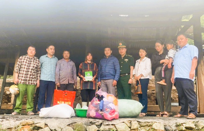 Cứu bé gái 4 tuổi trong căn nhà cháy- Ảnh 3. Cứu bé gái 4 tuổi trong căn nhà cháy- Ảnh 3.