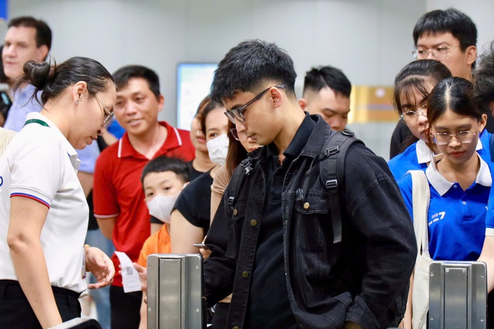 Ga metro Bến Thành rộn ràng như “lễ hội cuối tuần” trong đêm 13-4- Ảnh 10. Ga metro Bến Thành rộn ràng như “lễ hội cuối tuần” trong đêm 13-4- Ảnh 10.