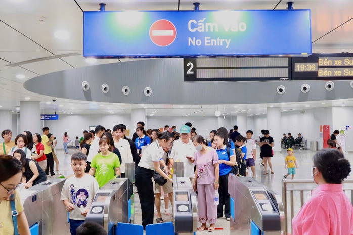 Ga metro Bến Thành rộn ràng như “lễ hội cuối tuần” trong đêm 13-4- Ảnh 1. Ga metro Bến Thành rộn ràng như “lễ hội cuối tuần” trong đêm 13-4- Ảnh 1.