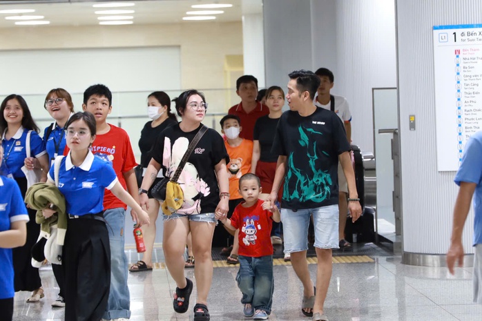 Ga metro Bến Thành rộn ràng như “lễ hội cuối tuần” trong đêm 13-4- Ảnh 3. Ga metro Bến Thành rộn ràng như “lễ hội cuối tuần” trong đêm 13-4- Ảnh 3.