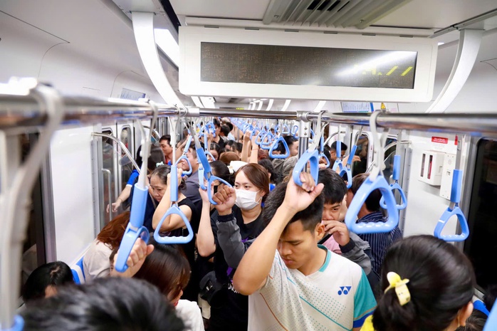 Ga metro Bến Thành rộn ràng như “lễ hội cuối tuần” trong đêm 13-4- Ảnh 4. Ga metro Bến Thành rộn ràng như “lễ hội cuối tuần” trong đêm 13-4- Ảnh 4.