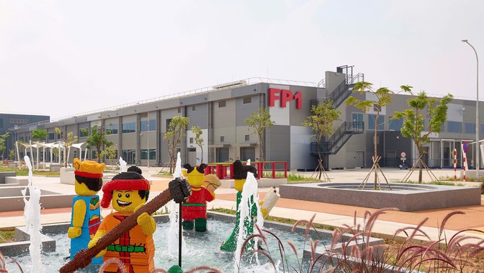 Nhà máy của Tập đoàn LEGO tại KCN VSIP III - Bình Dương với vốn đầu tư 1,3 tỉ USD vừa khánh thành đưa vào hoạt động. Ảnh: THANH THẢO Nhà máy của Tập đoàn LEGO tại KCN VSIP III - Bình Dương với vốn đầu tư 1,3 tỉ USD vừa khánh thành đưa vào hoạt động. Ảnh: THANH THẢO