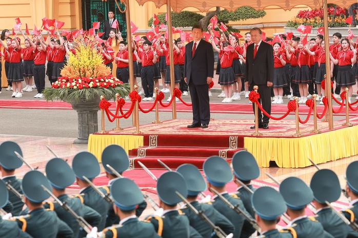Tổng Bí thư Tô Lâm chủ trì lễ đón chính thức Tổng Bí thư, Chủ tịch nước Trung Quốc Tập Cận Bình Ảnh: HỮU HƯNG Tổng Bí thư Tô Lâm chủ trì lễ đón chính thức Tổng Bí thư, Chủ tịch nước Trung Quốc Tập Cận Bình Ảnh: HỮU HƯNG