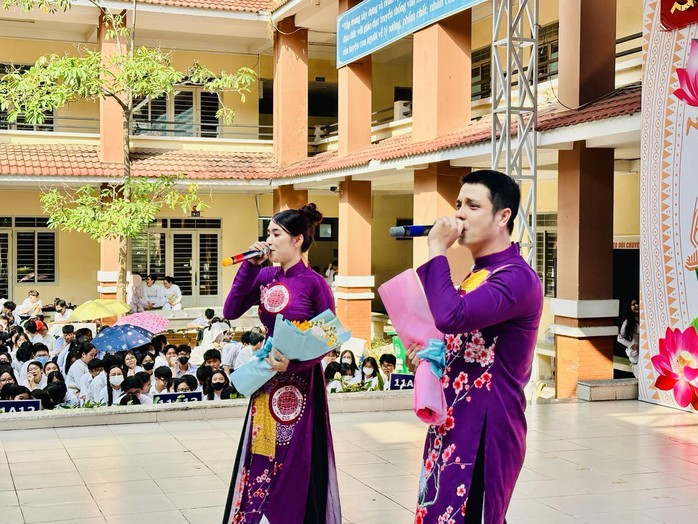 "Sân khấu học đường" chào mừng 50 năm giải phóng miền Nam, thống nhất đất nước- Ảnh 5. "Sân khấu học đường" chào mừng 50 năm giải phóng miền Nam, thống nhất đất nước- Ảnh 5.