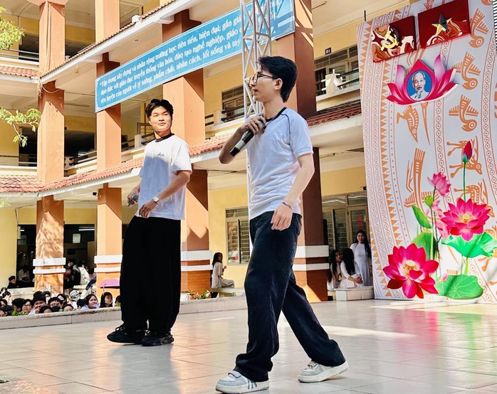 "Sân khấu học đường" chào mừng 50 năm giải phóng miền Nam, thống nhất đất nước- Ảnh 4. "Sân khấu học đường" chào mừng 50 năm giải phóng miền Nam, thống nhất đất nước- Ảnh 4.