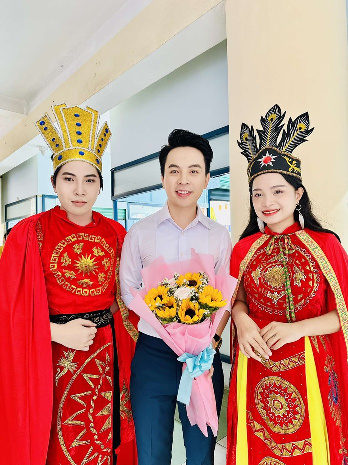 "Sân khấu học đường" chào mừng 50 năm giải phóng miền Nam, thống nhất đất nước- Ảnh 1. "Sân khấu học đường" chào mừng 50 năm giải phóng miền Nam, thống nhất đất nước- Ảnh 1.