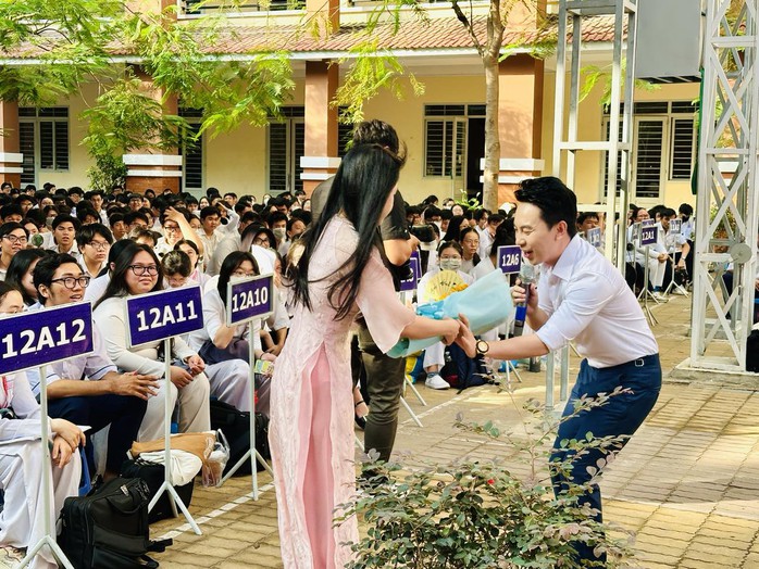 "Sân khấu học đường" chào mừng 50 năm giải phóng miền Nam, thống nhất đất nước- Ảnh 6. "Sân khấu học đường" chào mừng 50 năm giải phóng miền Nam, thống nhất đất nước- Ảnh 6.
