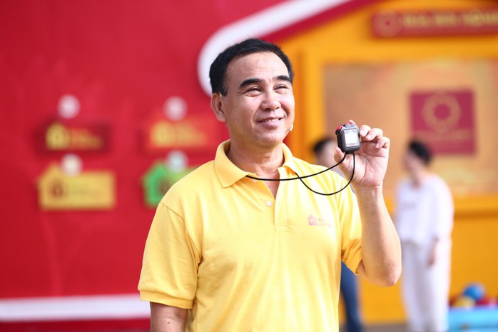 "Mái ấm gia đình Việt" dừng hợp tác với MC Quyền Linh- Ảnh 1. "Mái ấm gia đình Việt" dừng hợp tác với MC Quyền Linh- Ảnh 1.