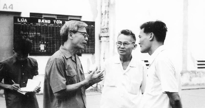 Tháng 2-1976, ông Võ Văn Kiệt đi kiểm tra hoạt động của một số nhà máy và cửa hàng lương thực tại thành phố. Ảnh: TƯ LIỆU Tháng 2-1976, ông Võ Văn Kiệt đi kiểm tra hoạt động của một số nhà máy và cửa hàng lương thực tại thành phố. Ảnh: TƯ LIỆU
