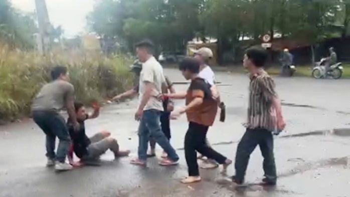 Hẹn nhau giải quyết mâu thuẫn, 3 người bị chém trọng thương ở quán cà phê- Ảnh 1. Hẹn nhau giải quyết mâu thuẫn, 3 người bị chém trọng thương ở quán cà phê- Ảnh 1.