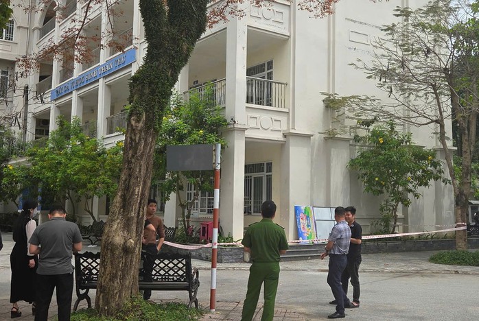 Vụ sập lan can trường học, 3 nữ sinh bị thương: Công an vào cuộc- Ảnh 1. Vụ sập lan can trường học, 3 nữ sinh bị thương: Công an vào cuộc- Ảnh 1.