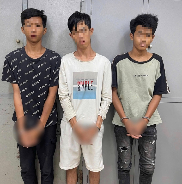 Lợi dụng đêm tối, 3 đối tượng cướp tài sản của người phụ nữ 53 tuổi- Ảnh 1. Lợi dụng đêm tối, 3 đối tượng cướp tài sản của người phụ nữ 53 tuổi- Ảnh 1.