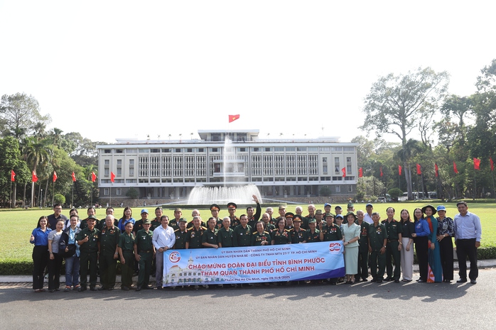 Du lịch TP HCM nhộn nhịp chưa từng thấy, vé máy bay cũng "nóng" từng ngày- Ảnh 4.
