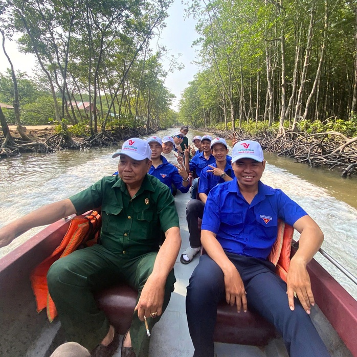 Du lịch TP HCM nhộn nhịp chưa từng thấy, vé máy bay cũng "nóng" từng ngày- Ảnh 3.