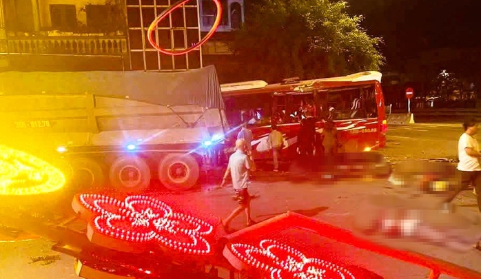 Xe đầu kéo tránh xe đạp lao sang đường tông xe khách, hàng chục người bị thương- Ảnh 1. Xe đầu kéo tránh xe đạp lao sang đường tông xe khách, hàng chục người bị thương- Ảnh 1.