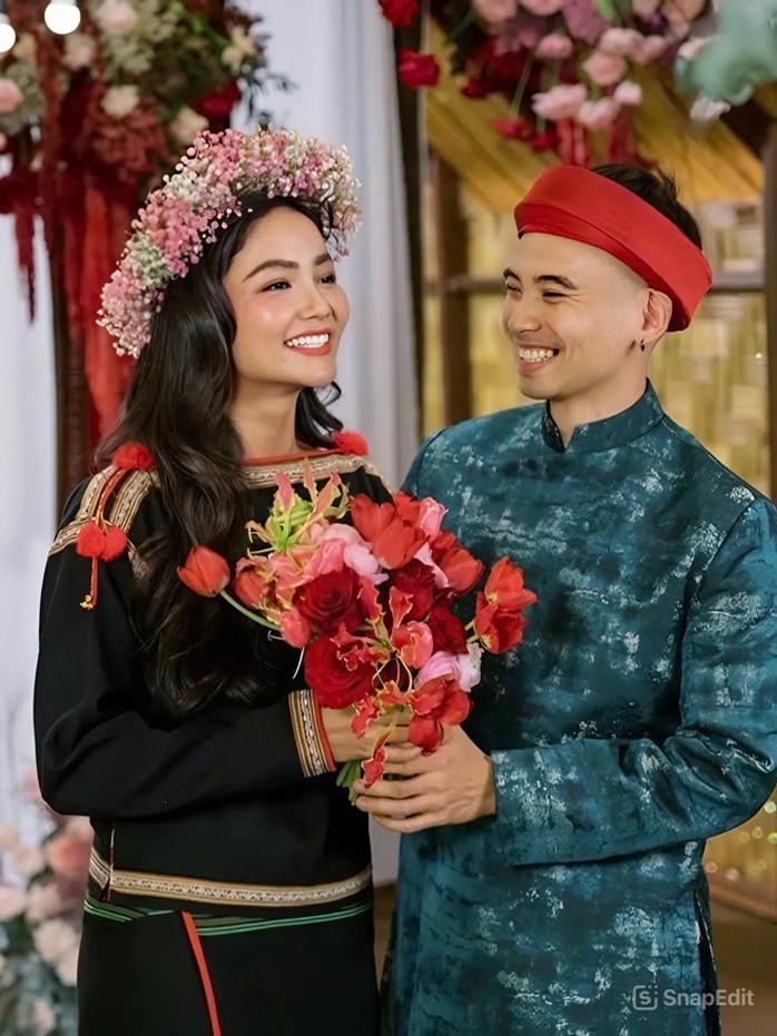 Clip Hoa hậu H'Hen Niê xúc động rơi nước mắt khi nói về cuộc sống "rất màu hồng" sau hôn nhân- Ảnh 1. Clip Hoa hậu H'Hen Niê xúc động rơi nước mắt khi nói về cuộc sống "rất màu hồng" sau hôn nhân- Ảnh 1.