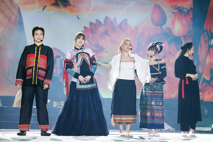 Dư âm còn lại của Chị đẹp concert
- Ảnh 1. Dư âm còn lại của Chị đẹp concert
- Ảnh 1.