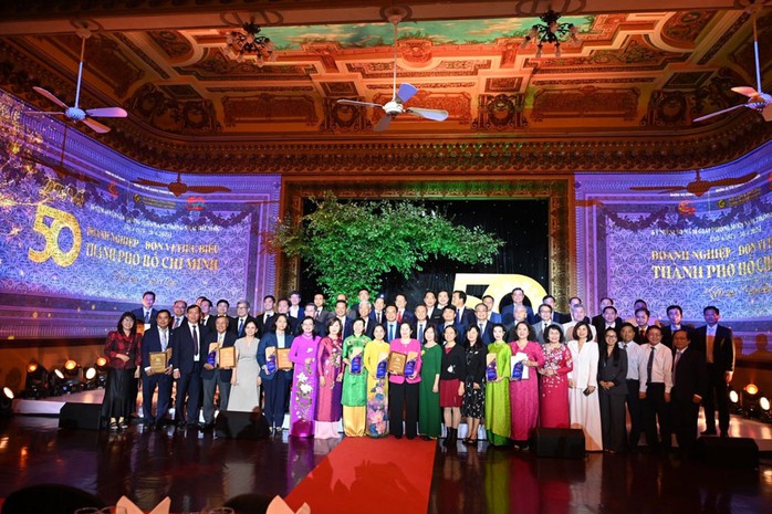 Chiều 15-4, TP HCM đã long trọng tổ chức Lễ tôn vinh 50 doanh nghiệp và đơn vị tiêu biểu có thương hiệu và sản phẩm chủ lực của thành phố, nhân kỷ niệm 50 năm Ngày Giải phóng miền Nam, thống nhất đất nước (30.4.1975 - 30.4.2025). Ảnh: PHƯƠNG AN Chiều 15-4, TP HCM đã long trọng tổ chức Lễ tôn vinh 50 doanh nghiệp và đơn vị tiêu biểu có thương hiệu và sản phẩm chủ lực của thành phố, nhân kỷ niệm 50 năm Ngày Giải phóng miền Nam, thống nhất đất nước (30.4.1975 - 30.4.2025). Ảnh: PHƯƠNG AN