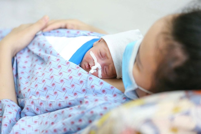Mỗi bé sinh non là một “chiến binh” và bên em luôn có hơi ấm của cha mẹ cùng trái tim không biên giới của những y - bác sĩ Mỗi bé sinh non là một “chiến binh” và bên em luôn có hơi ấm của cha mẹ cùng trái tim không biên giới của những y - bác sĩ