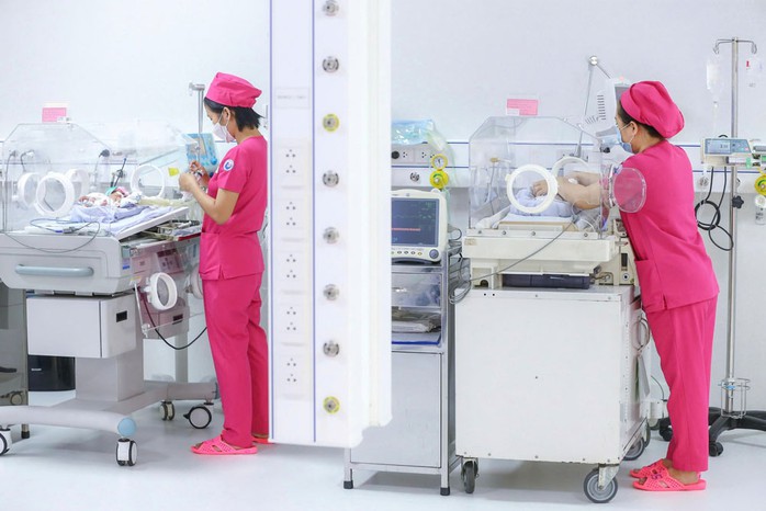 Trẻ sinh cực non được chăm sóc tại Đơn vị Hồi sức sơ sinh Bệnh viện Từ Dũ (TP HCM). Ảnh: HOÀNG TRIỀU Trẻ sinh cực non được chăm sóc tại Đơn vị Hồi sức sơ sinh Bệnh viện Từ Dũ (TP HCM). Ảnh: HOÀNG TRIỀU