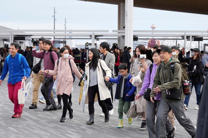 Khách tham quan tại cuộc triển lãm Osaka Expo 2025 ở TP Osaka - Nhật Bản hôm 13-4 Ảnh: AP