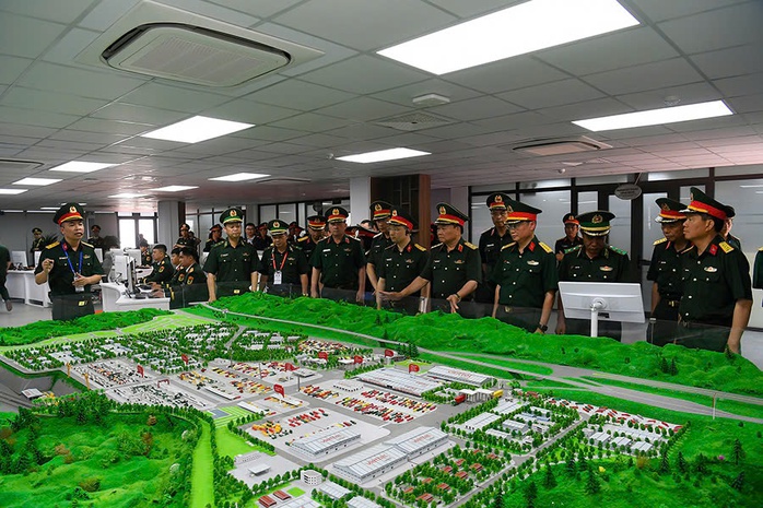 Thượng tướng Hoàng Xuân Chiến kiểm tra công tác chuẩn bị tại một trong những địa điểm sẽ diễn ra các hoạt động trong khuôn khổ chương trình giao lưu Ảnh: Bộ Quốc phòng
