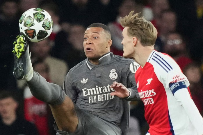 Kylian Mbappé (trái) sẽ là tâm điểm trên hàng công Real Madrid sau khi tịt ngòi ở lượt đi và cuối tuần qua nhận thẻ đỏ ở La Liga vì chơi xấu. Ảnh: AP Kylian Mbappé (trái) sẽ là tâm điểm trên hàng công Real Madrid sau khi tịt ngòi ở lượt đi và cuối tuần qua nhận thẻ đỏ ở La Liga vì chơi xấu. Ảnh: AP