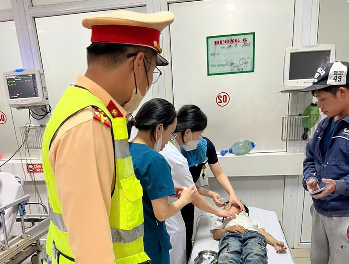CSGT dùng xe chuyên dụng đưa cháu bé có dấu hiệu ngưng thở đi cấp cứu- Ảnh 1. CSGT dùng xe chuyên dụng đưa cháu bé có dấu hiệu ngưng thở đi cấp cứu- Ảnh 1.