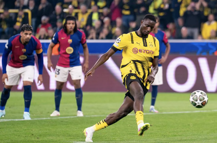 Thủng lưới 3 bàn, Barcelona chật vật vượt Dortmund vào bán kết- Ảnh 1. Thủng lưới 3 bàn, Barcelona chật vật vượt Dortmund vào bán kết- Ảnh 1.
