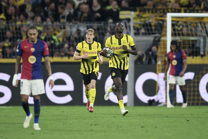 Thủng lưới 3 bàn, Barcelona chật vật vượt Dortmund vào bán kết- Ảnh 4. Thủng lưới 3 bàn, Barcelona chật vật vượt Dortmund vào bán kết- Ảnh 4.