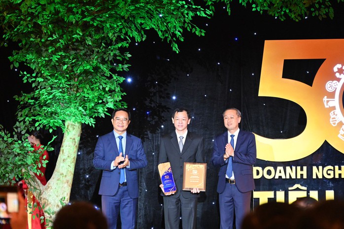 TP HCM tôn vinh 50 đơn vị, doanh nghiệp đóng góp 10.500 tỉ đồng ngân sách- Ảnh 1. TP HCM tôn vinh 50 đơn vị, doanh nghiệp đóng góp 10.500 tỉ đồng ngân sách- Ảnh 1.