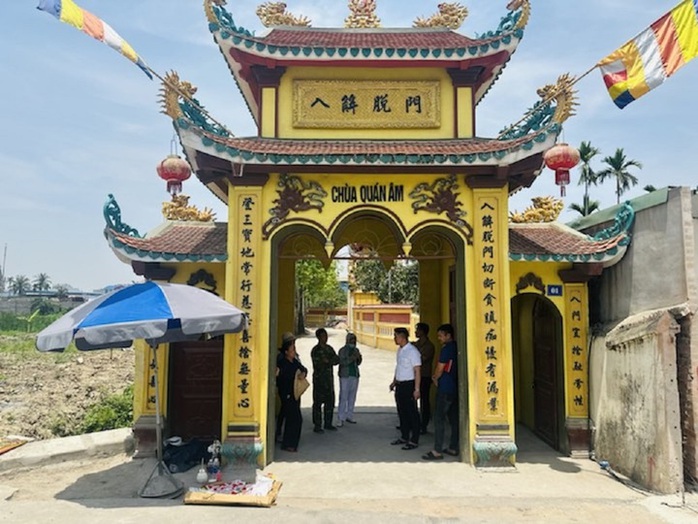 Phát hiện thi thể trẻ sơ sinh còn nguyên dây rốn trước cổng chùa- Ảnh 1. Phát hiện thi thể trẻ sơ sinh còn nguyên dây rốn trước cổng chùa- Ảnh 1.