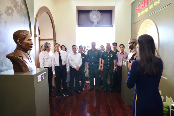 Khai mạc triển lãm 2 chuyên đề kỷ niệm 50 năm Ngày Giải phóng miền Nam, thống nhất đất nước- Ảnh 6. Khai mạc triển lãm 2 chuyên đề kỷ niệm 50 năm Ngày Giải phóng miền Nam, thống nhất đất nước- Ảnh 6.